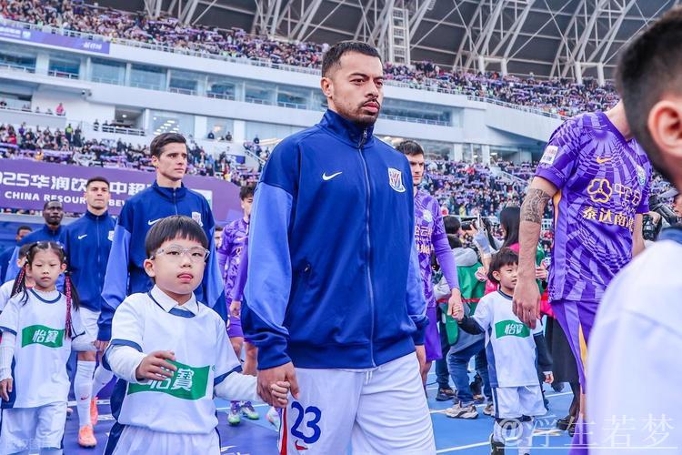 闹僵了！申花这次不妥协了？王牌归化国脚面临离队，双方互不让步