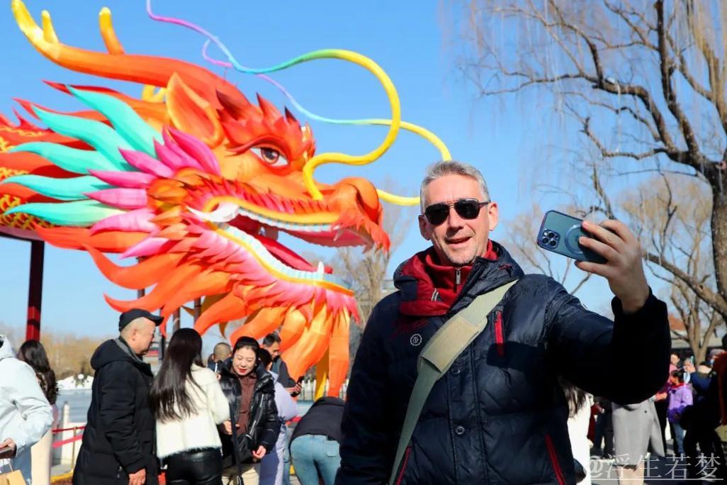 2025年入境游热潮席卷,外国游客欢庆中国春节 2025年入境游热潮席卷,外国游客欢庆中国春节